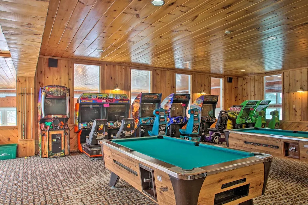 Bartlett Townhome w/ Balcony: 1 Mi to Ski Resort!