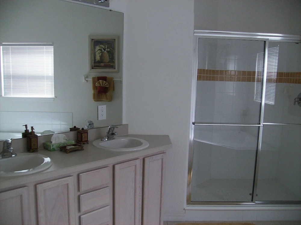 A grand 6 bedroom house in the Disney area.
