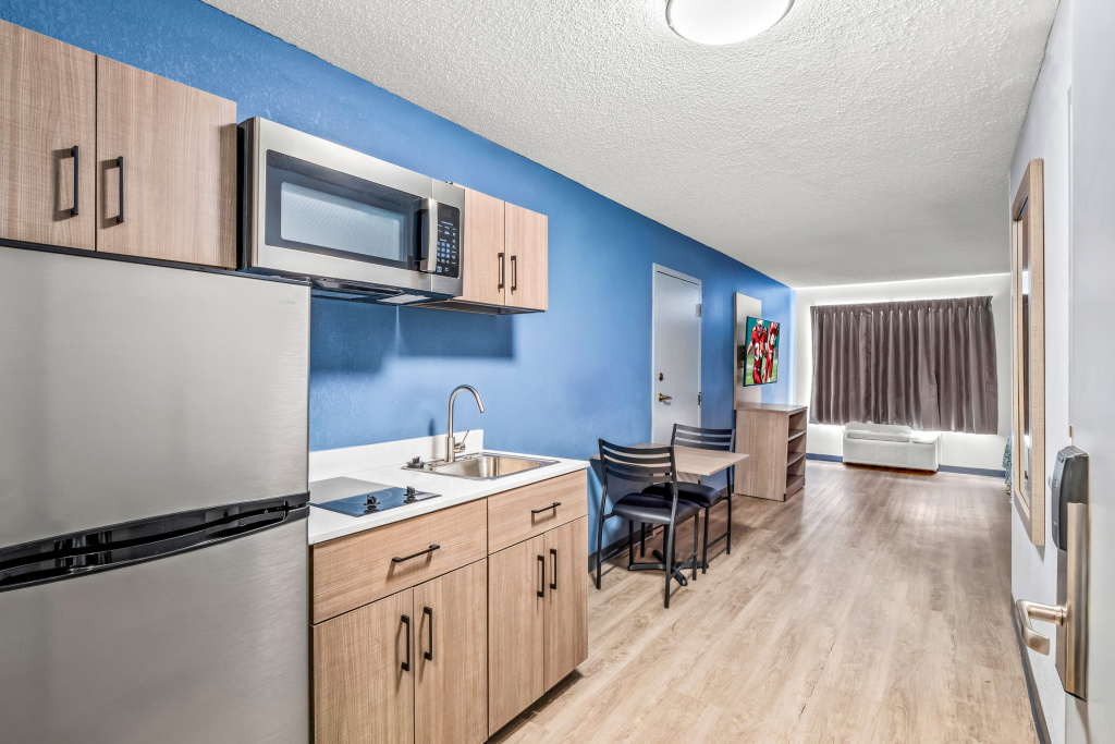HomeTowne Studios by Red Roof Southfield