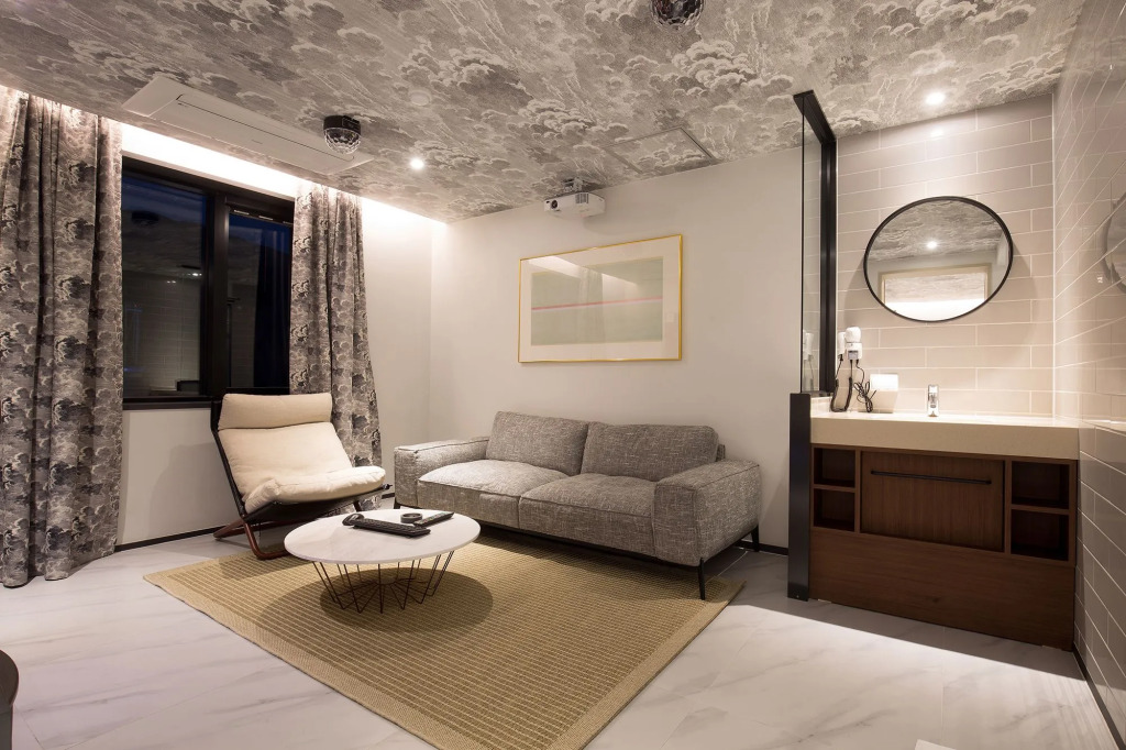 Brown-Dot Hotel Choeup