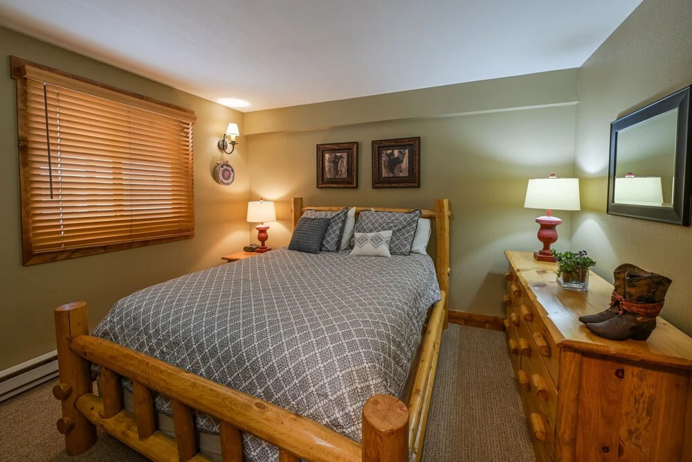 5th Floor 2bd/2ba Condo With Magnificent Views 2 Bedroom Condo by RedAwning