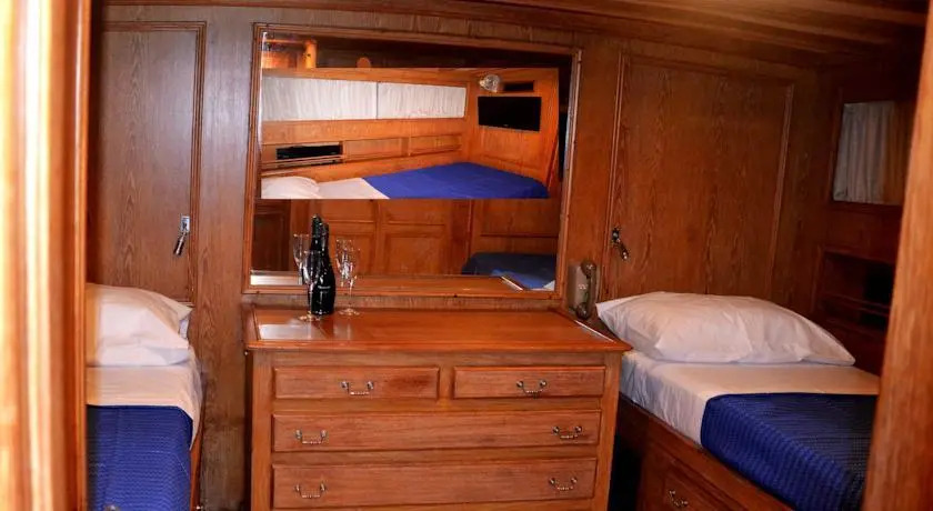 Bed & Breakfast Boat