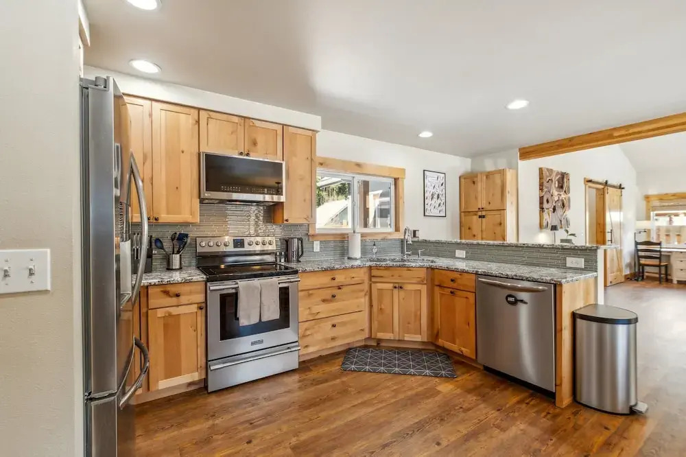 Mountain Retreat With Hot Tub, Game Room And Yard 3 Bedroom Home