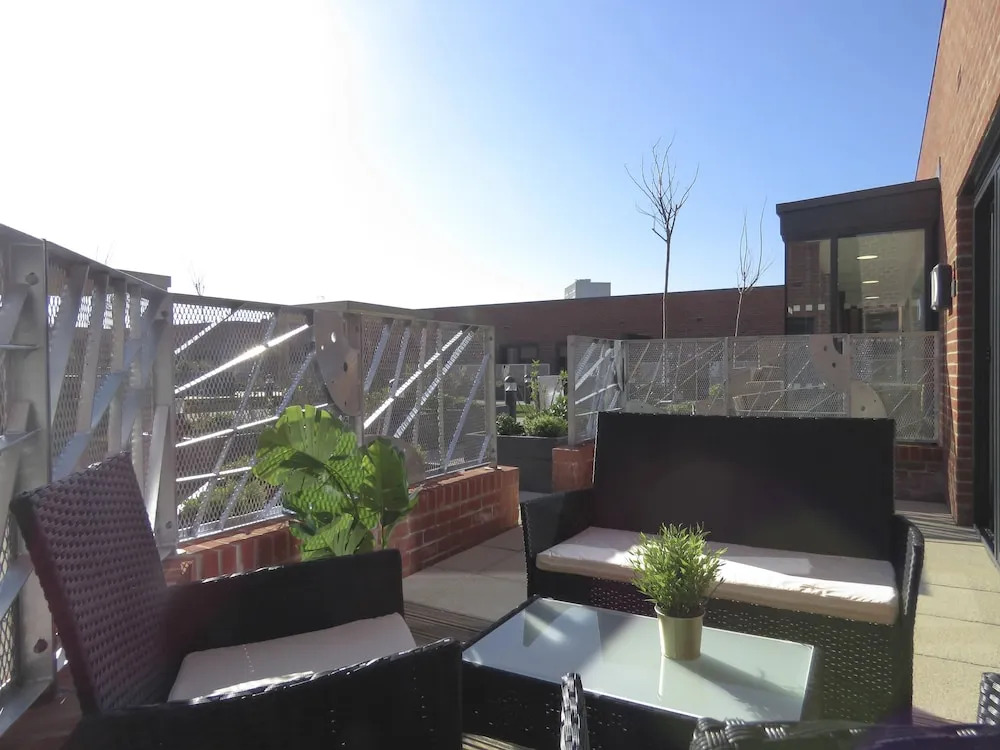 Tudors eSuites Roof Garden Penthouse with Gated Parking