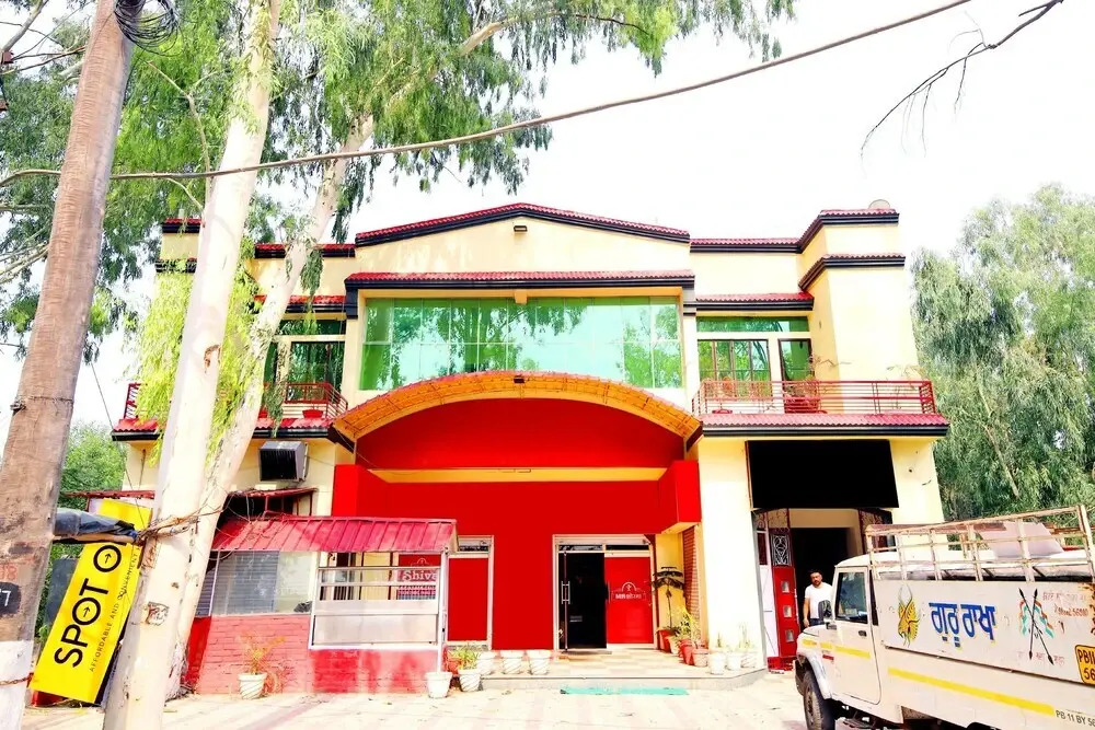 Mr Shawarma Family Restaurant & Hotel by OYO Rooms