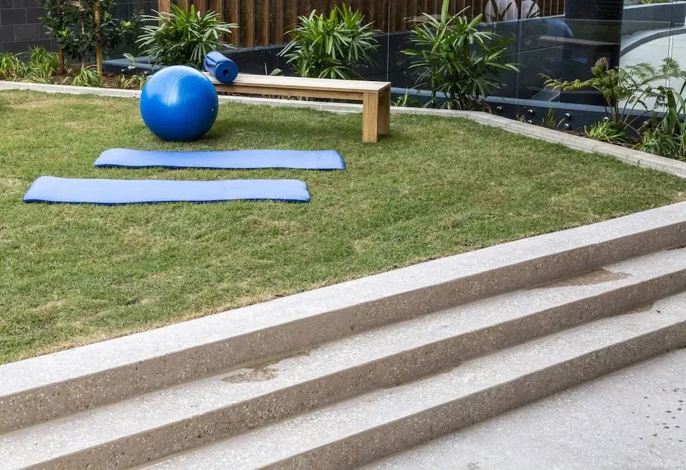 Luxe Beachfront 2-bed With Gym, Pool & Views