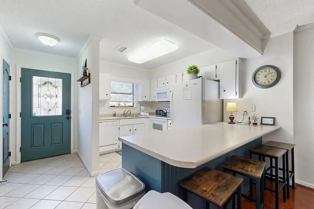 Snowbird-friendly Condo With Patio, Central AC, W/d, Pool & Tennis - Near Beach