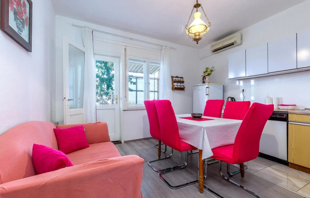 Stunning Apartment in Podstrana With 2 Bedrooms and Wifi