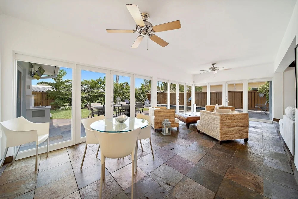 Upscale Modern Beach W/ Saltwater Pool 3 Bedroom Home