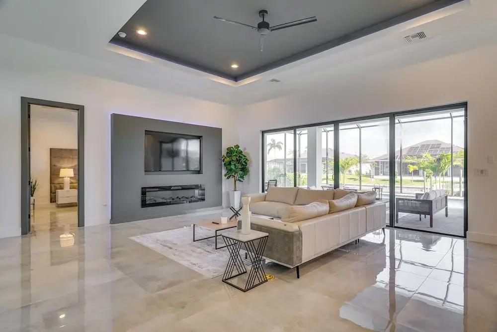 Pool & Outdoor Kitchen: Waterfront Cape Coral Home