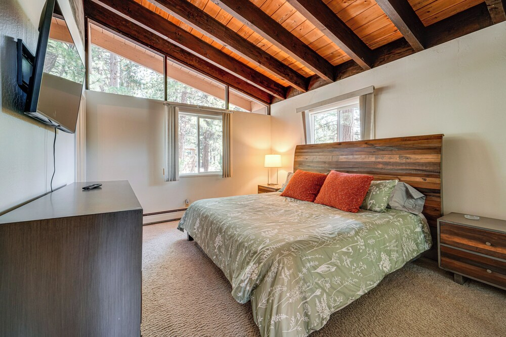 Walk to Lake Tahoe: Family Retreat w/ Deck