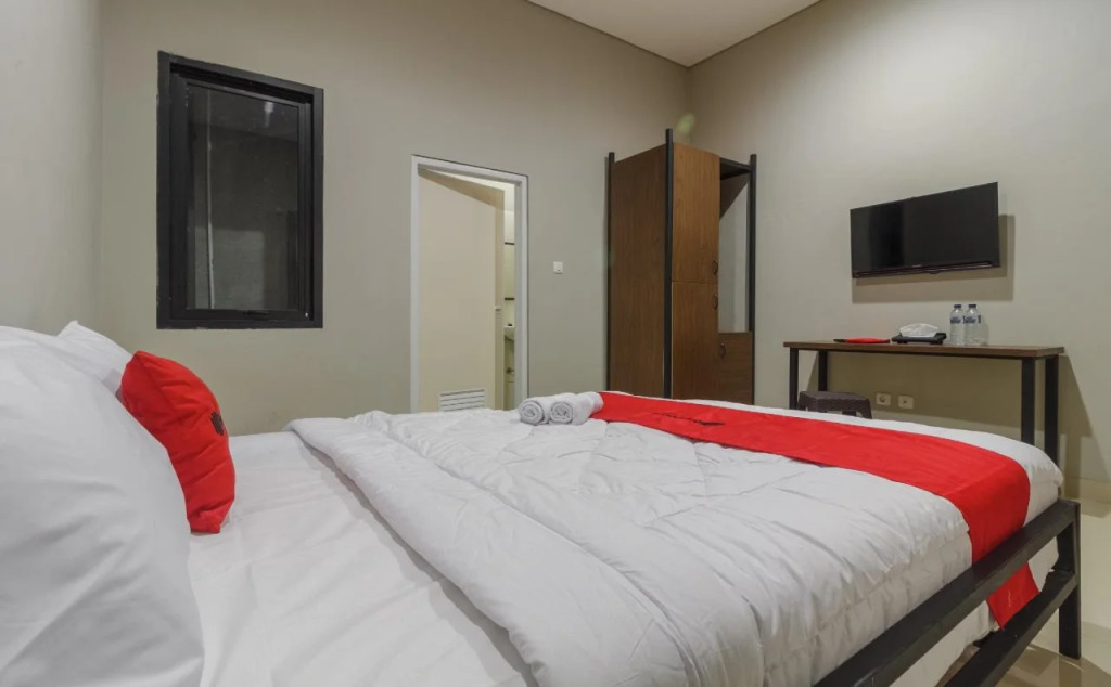 RedDoorz near Puri Indah Mall
