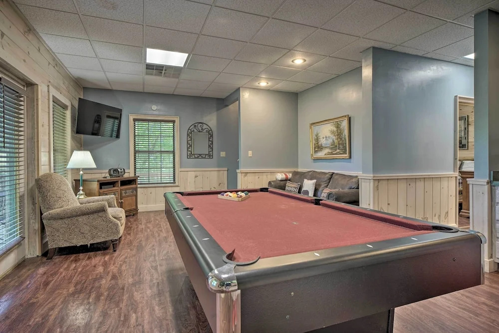 Hot Tub & Private Deck: Rustic Pigeon Forge Cabin