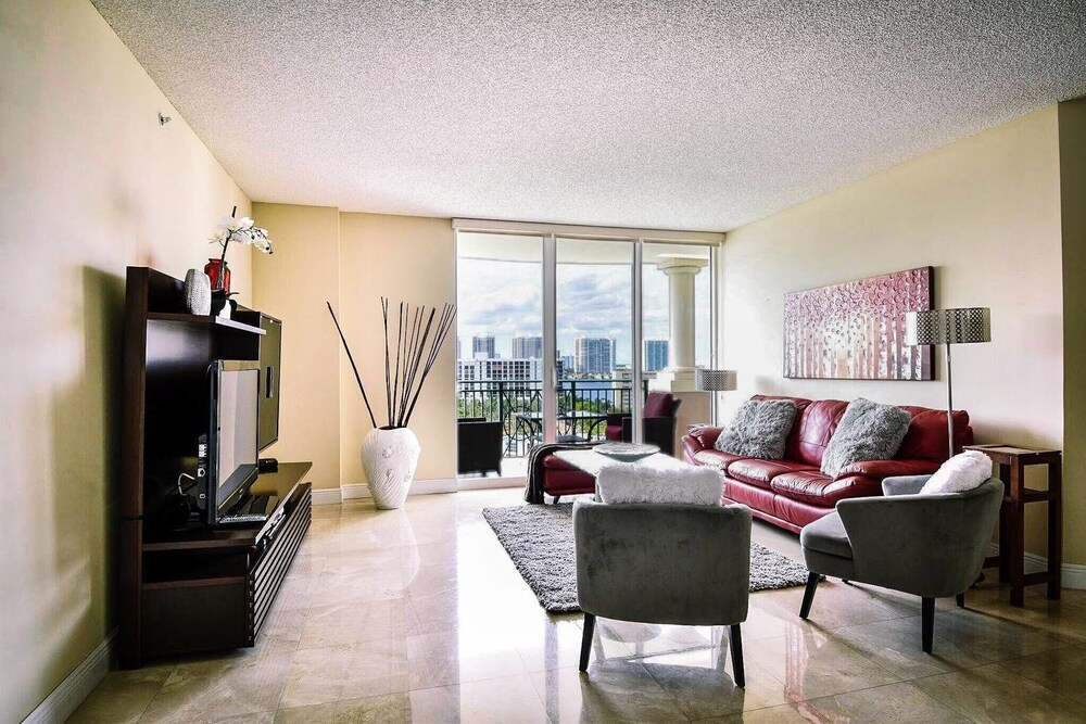Beautiful Asian Retreat 2bd/2bth Apt. min to Beach