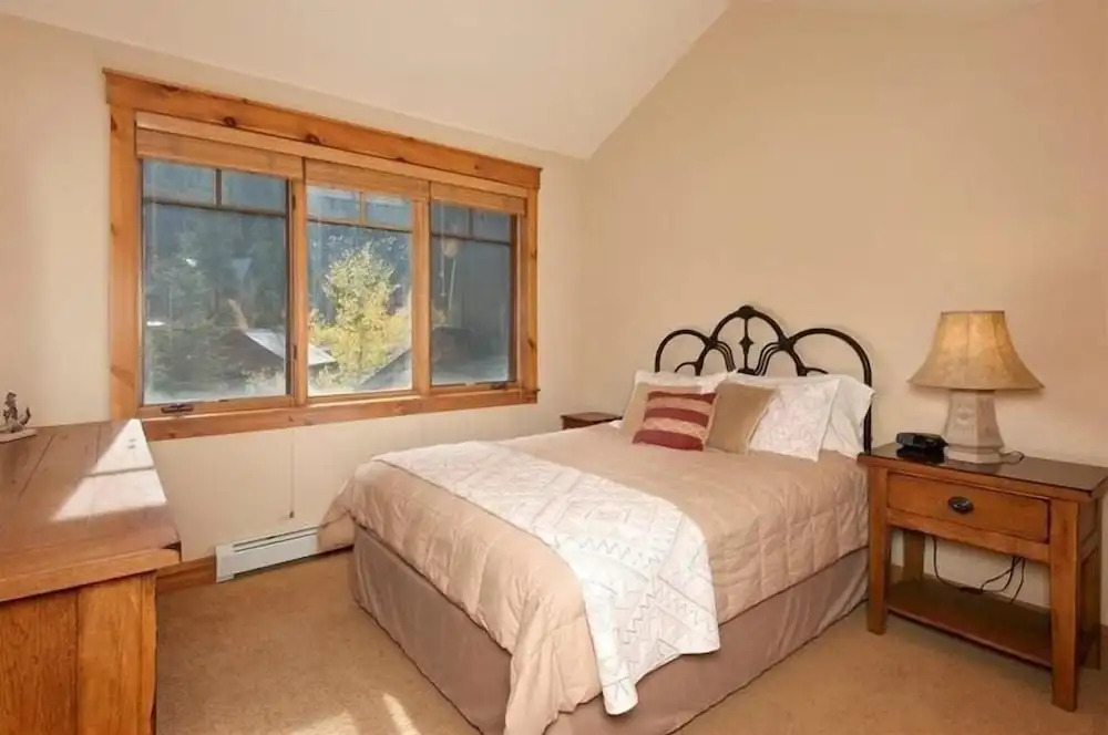 Private 3 Bedroom Townhome Located in East Keystone With Access to a Firepit, Hot Tub, and Billiards