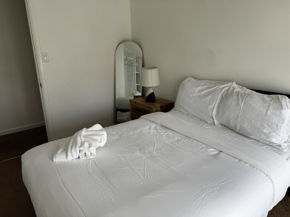Albany Value Stay Near Universities, Hospitals 4 Bedroom Home