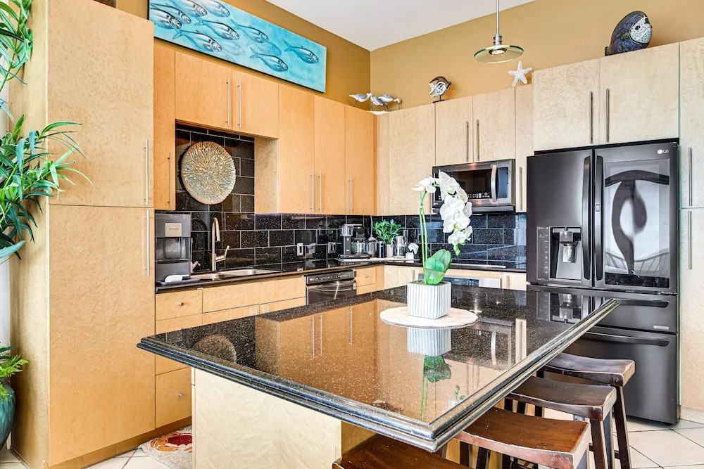 Luxe 28th-floor S Tower Condo: Ocean & Spacex View
