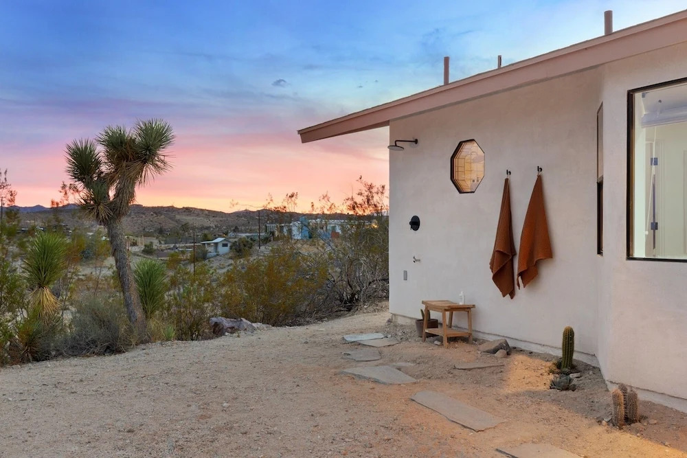 Terracasa - Hot Tub, Fire Pit, Outdoor Shower & Endless Views 2 Bedroom Home by RedAwning