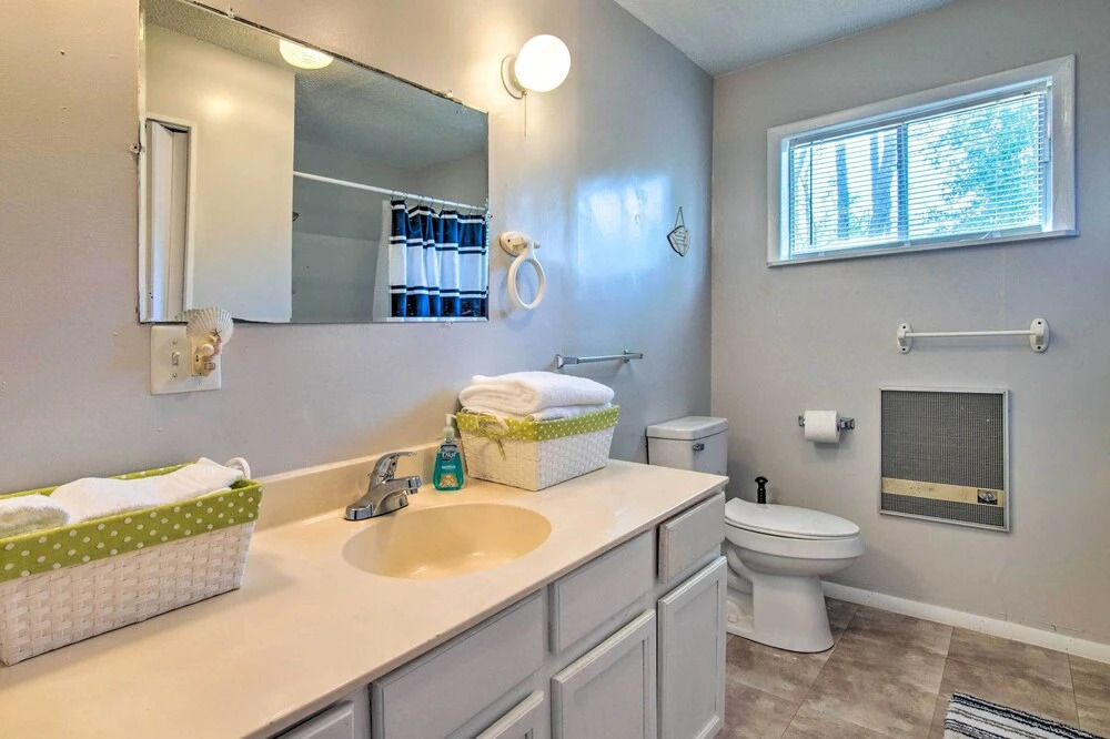 Sunny Oak Island Retreat - 3 Blocks to Beach!