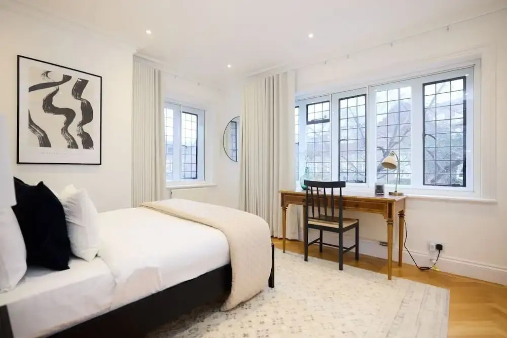 The Charm of Chelsea - Modern 4bdr With Shared Courtyard