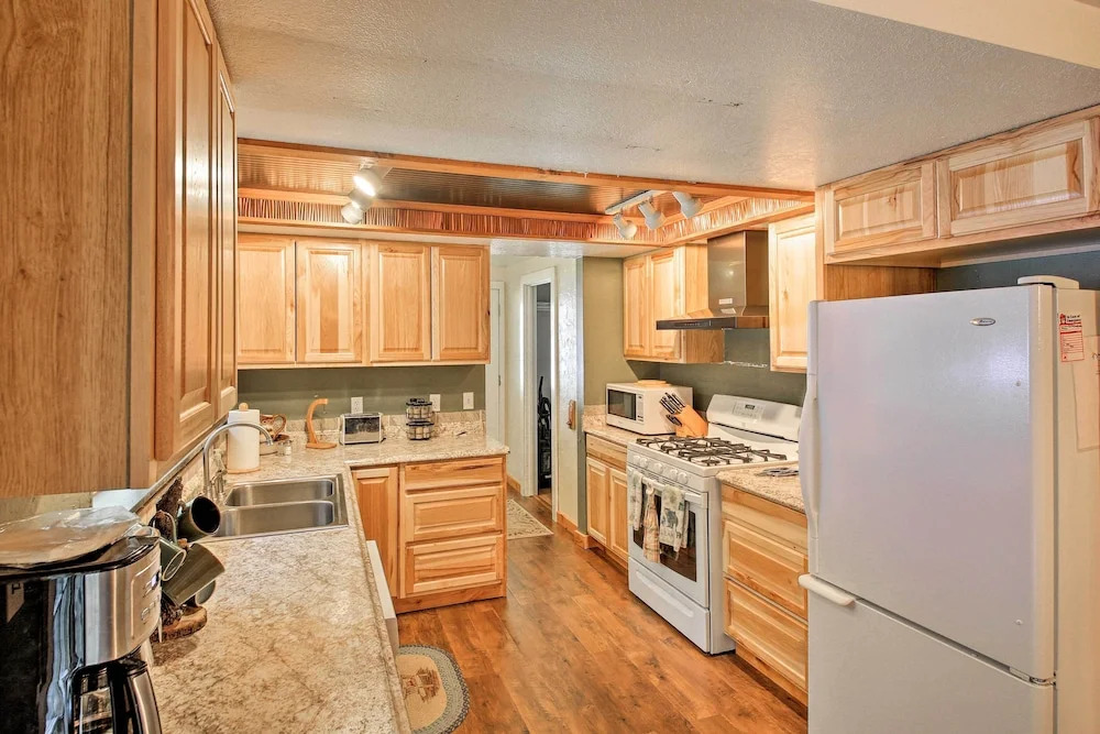 Quaint Priest Lake Cabin w/ Patio < 1 Mi to Lake!
