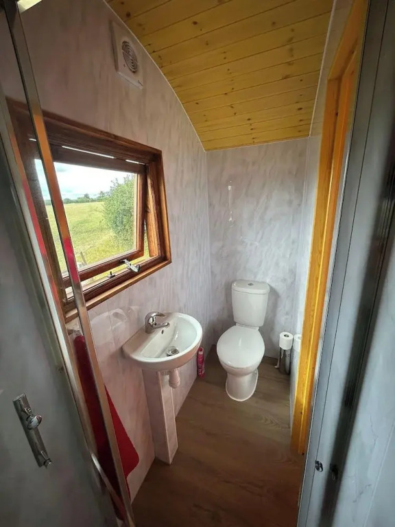 1 Bed Hut - Sleeps 2 - Parking - Smoking
