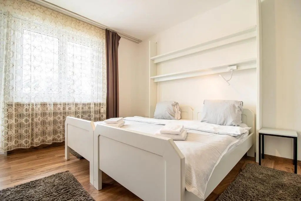 Viktoria B32 by Arosa Holiday