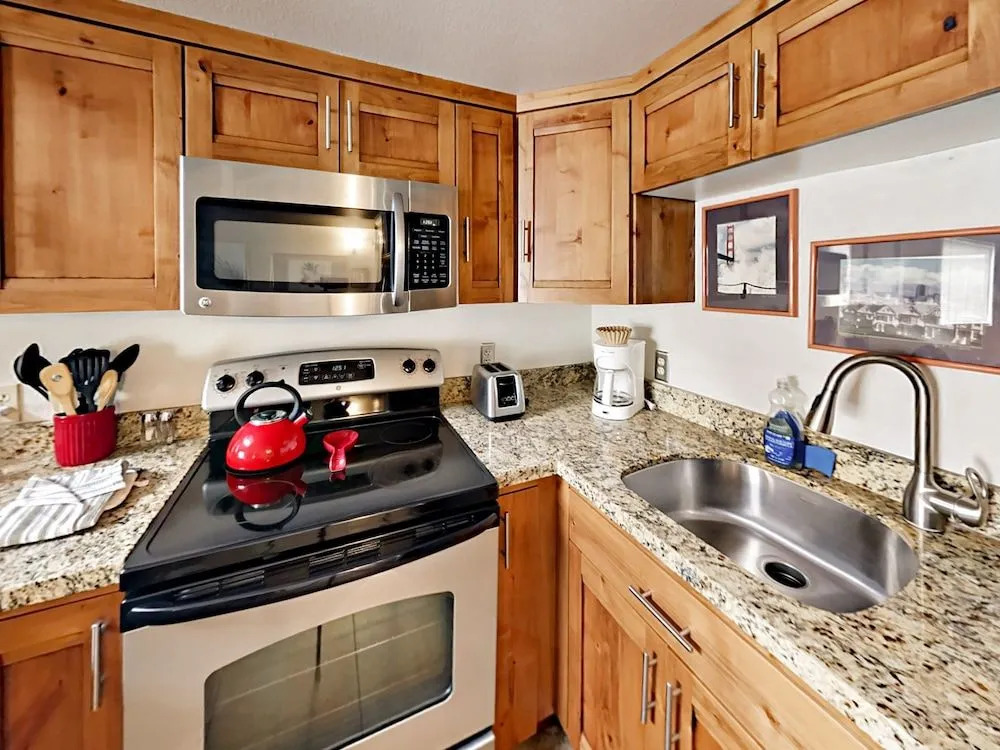 1491 Woodside Avenue Condo Unit 303A - 1 Br condo by RedAwning