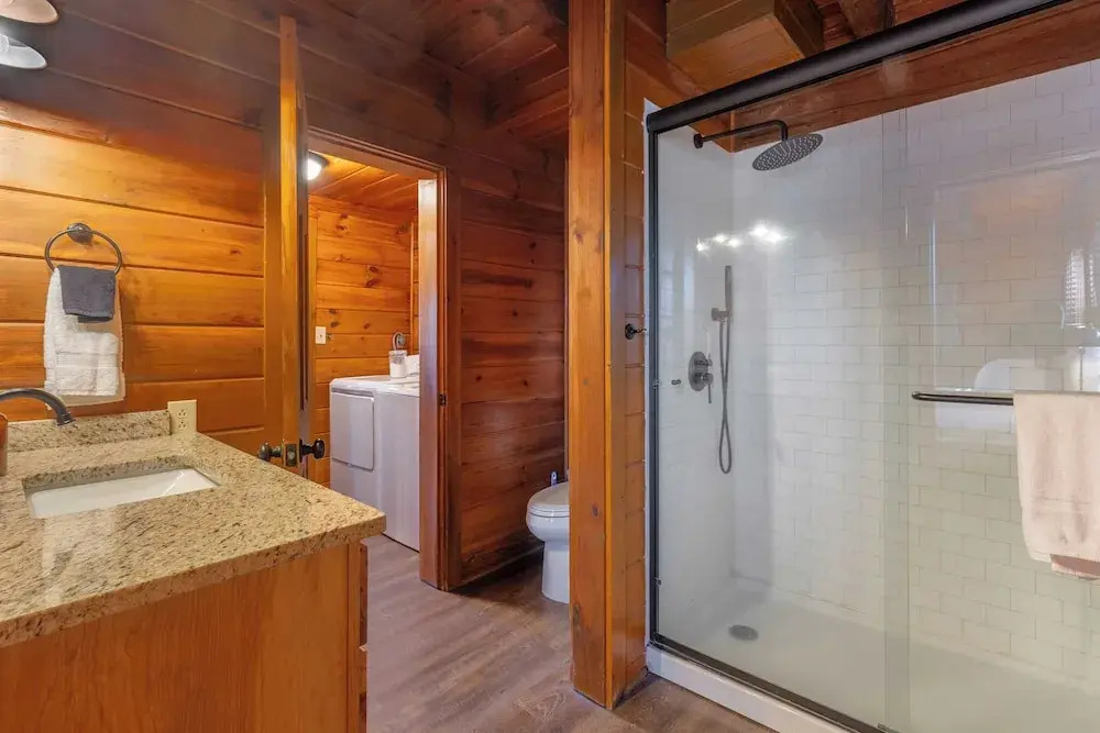 Dudley II by Avantstay Game Room + Enclosed Deck w/ Hot Tub & Views Cozy