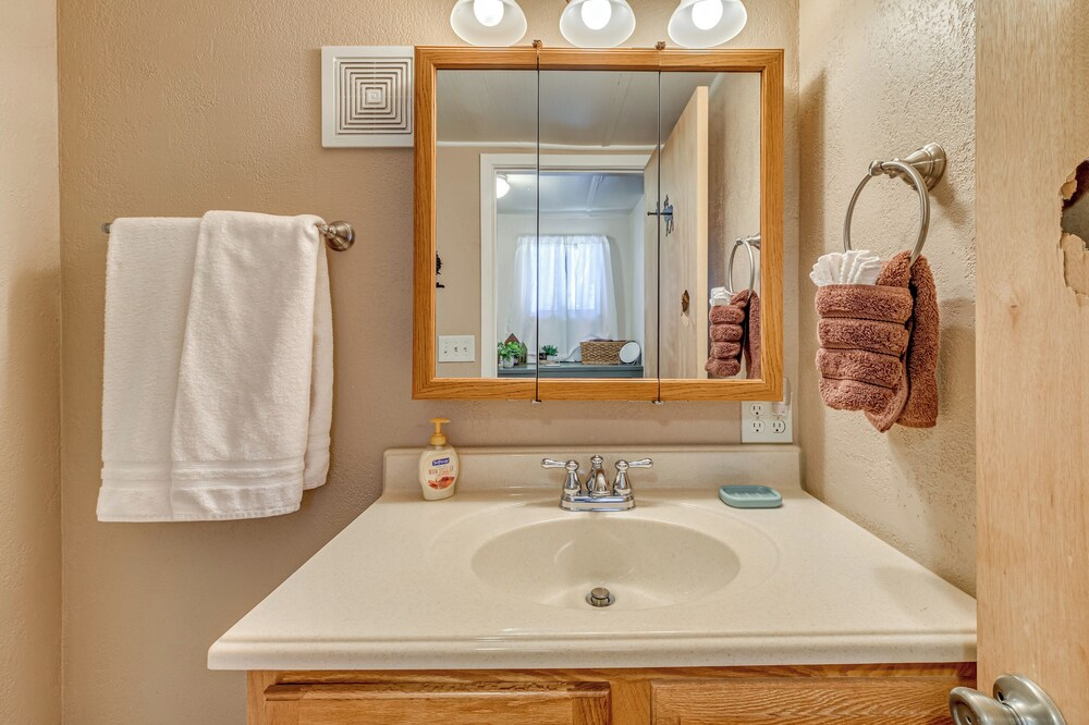 2 Mi to Midtown! All-season Base w/ Hot Tub Access