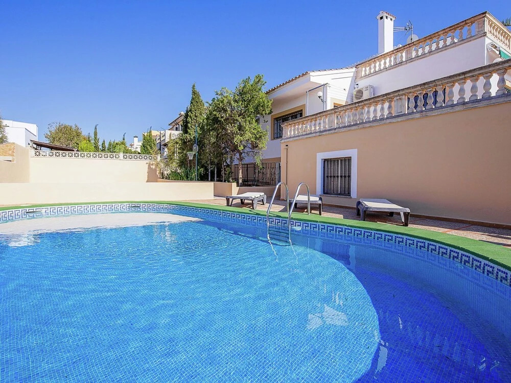 Spacious House in Quiet Residential Area With Private Pool, Terraces and BBQ