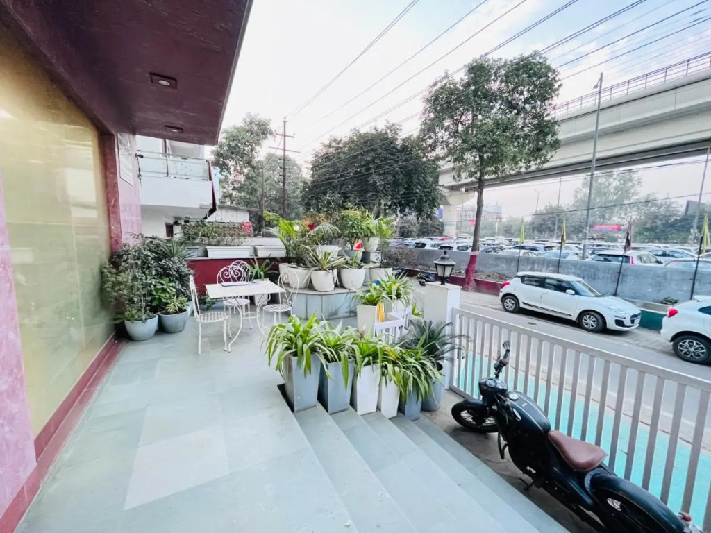 Qotel Hotel AT Residency Kaushambi