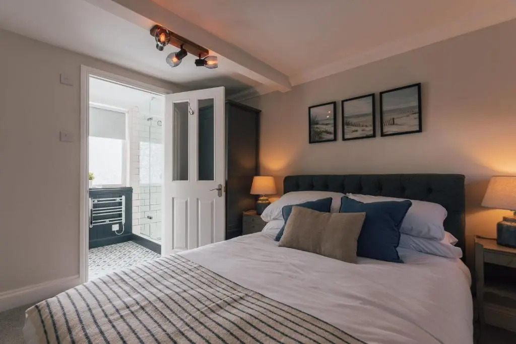 Stunning 4 bed with hot tub - walking distance to Cromer beach and town