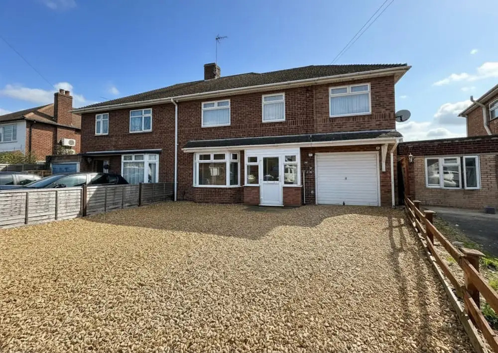 Spacious 5 Bedroom With 4 Baths Off-road Parking