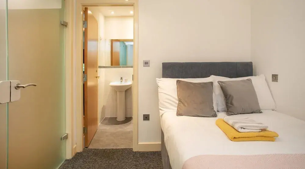 Spacious 2 Bed Parking Close To Centre