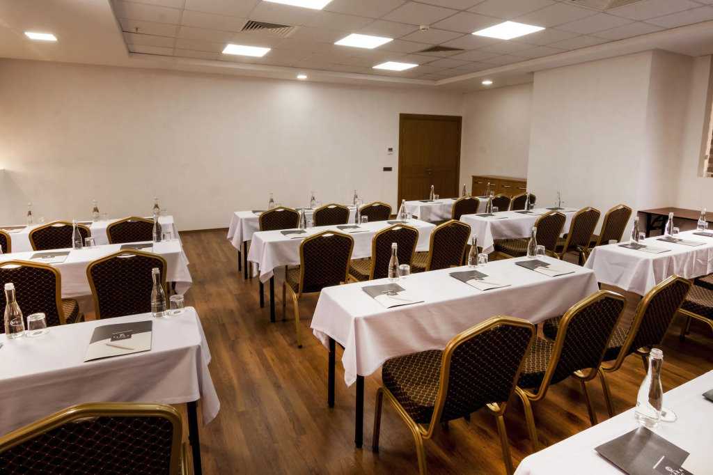 MAJURA HOTEL BUSINESS
