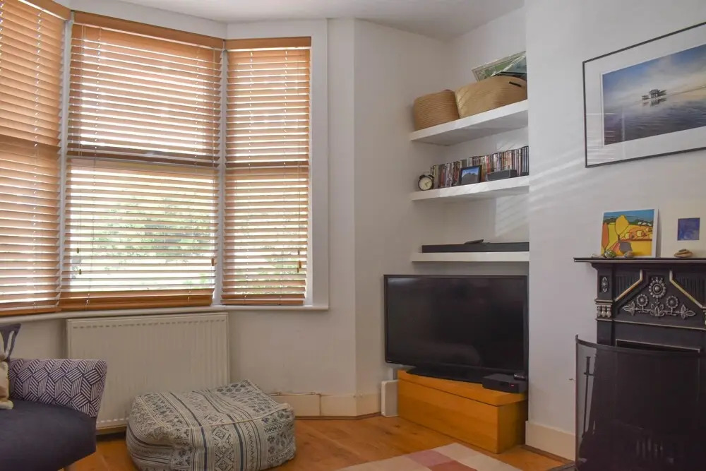 Cosy 1 Bedroom Modern Maisonette with Summertime Balcony