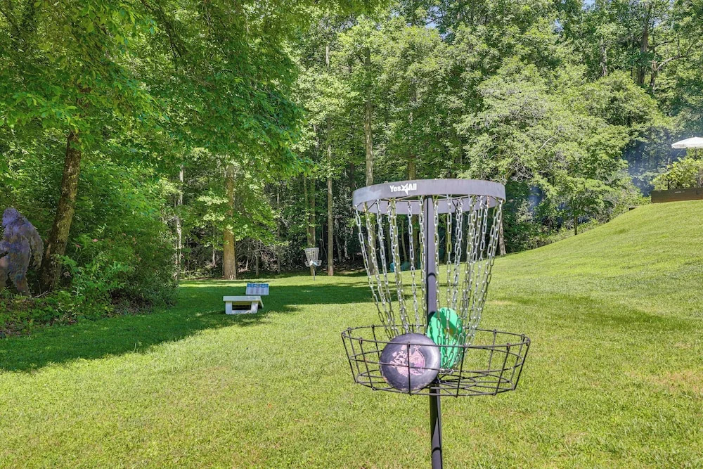 Hot Tub, Fire Pit: Family-friendly Murphy Home