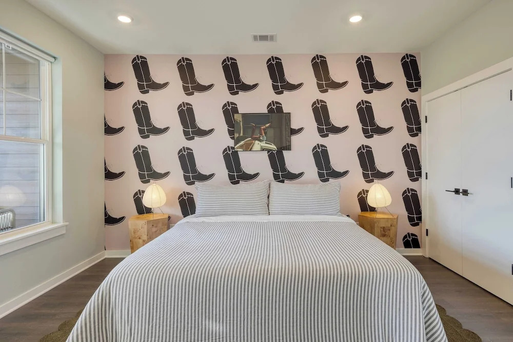 Minutes to Broadway Chic Newly Built 4bdr w/ Balcony 98 Degrees by Avantstay