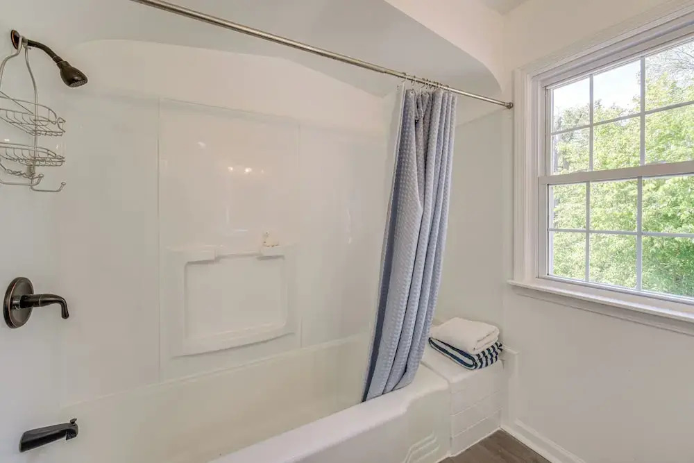 9 Mi to Cleveland: Home Near Hospitals & Colleges