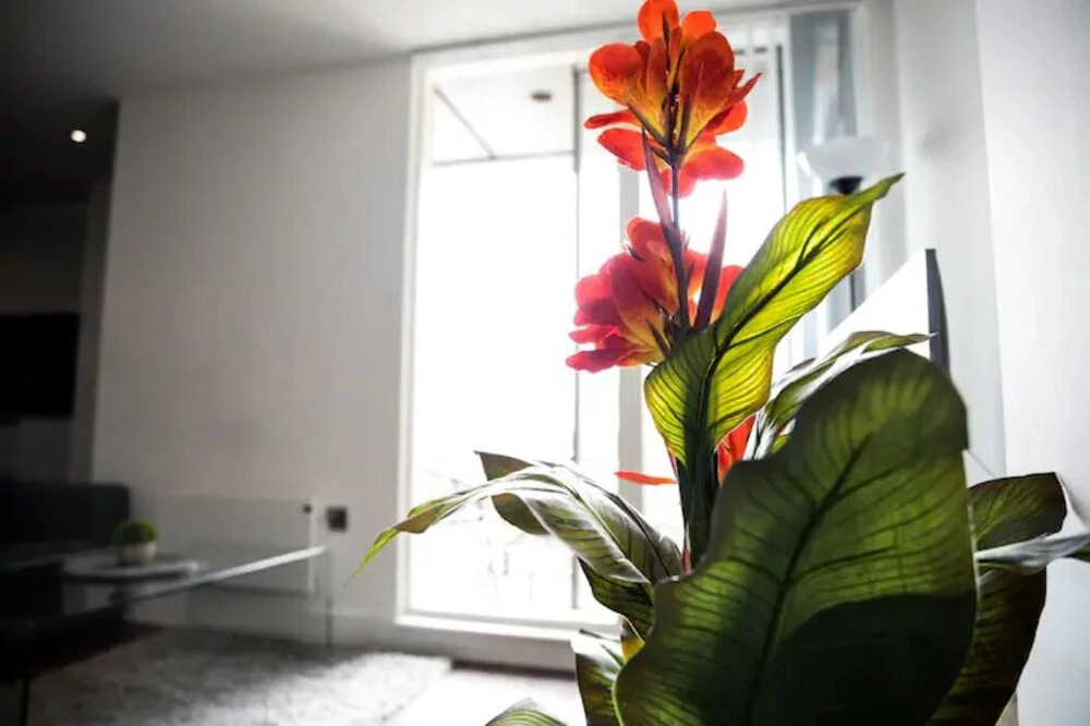 Modern 2 Bedroom Flat City Centre with Parking/Balcony