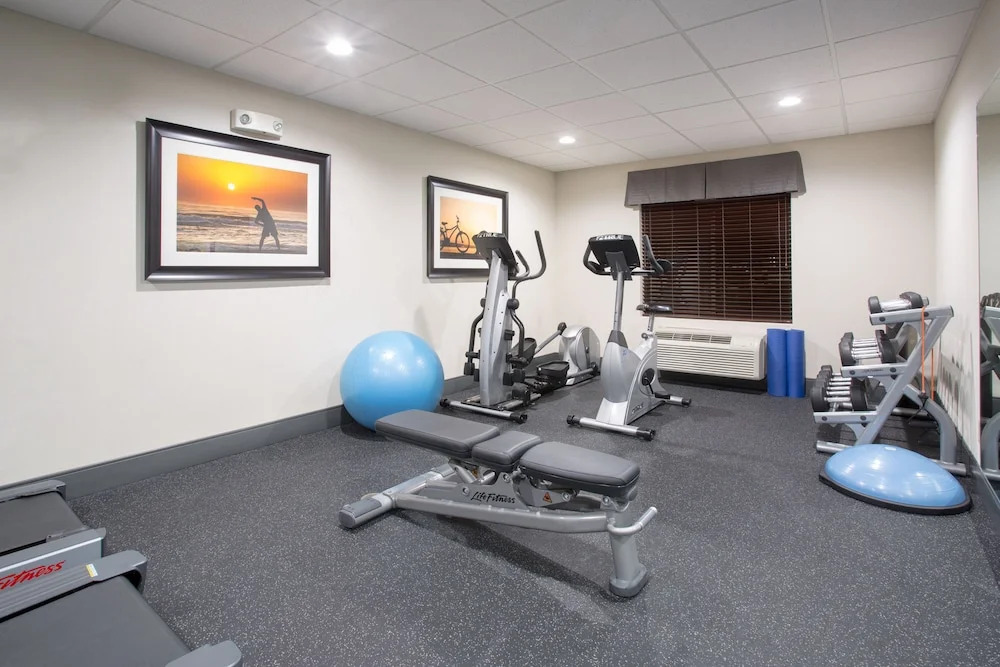 Holiday Inn Express Hotel & Suites Concordia US81