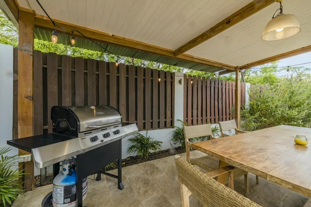 - Large Private Pool With Outdoor Dining - Centrally Located in the Island - Poo