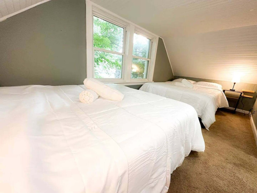 Albany Value Stay Near Universities, Hospitals 4 Bedroom Home