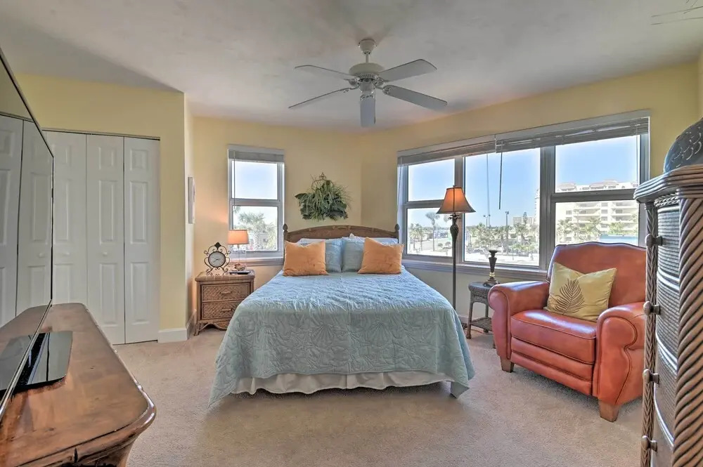 Daytona Beach Seaside Condo w/ Pools & Hot Tubs