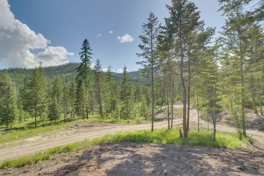 Lakeside Cabin w/ Hot Tub: 3 Mi to Flathead Lake!