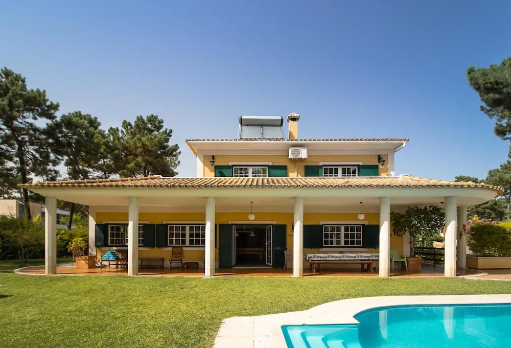 Aroeira Villa Sleeps 10 with Pool