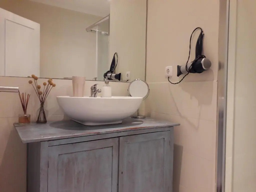 Peaceful Top Floor Apt W Balconies - Cambridge RIGHT - AC