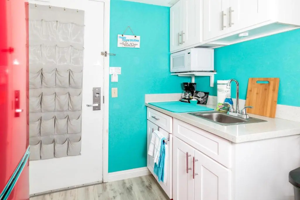 Beautifully Remodeled Studio in the Aloha Surf in Waikiki - 15th Floor - Mountain and Partial Ocean Views