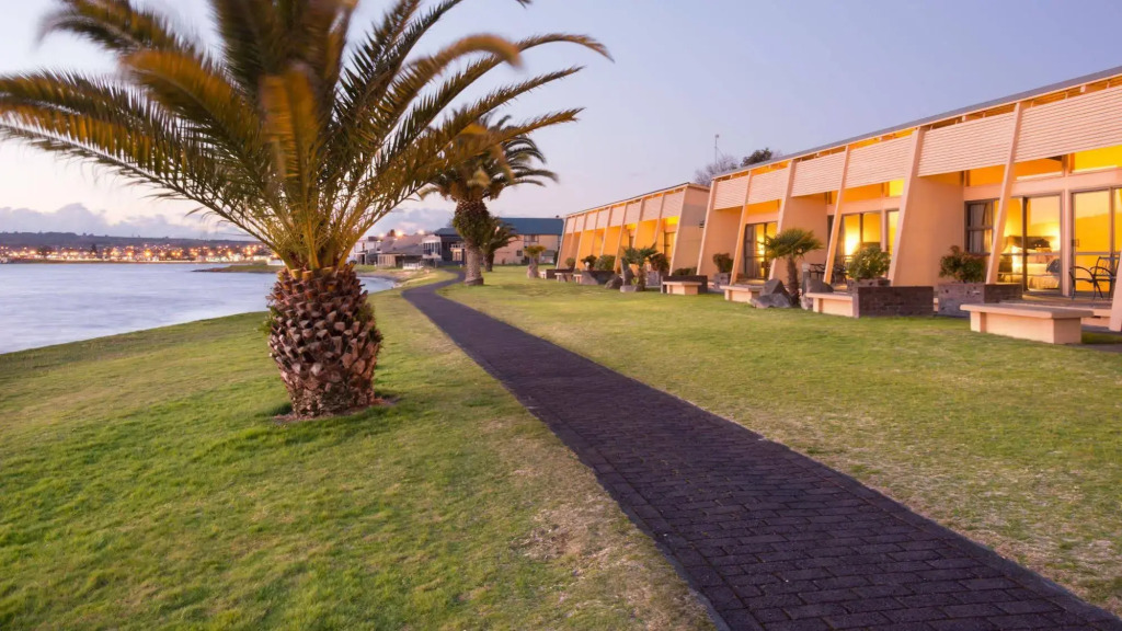 Oasis Beach Motel